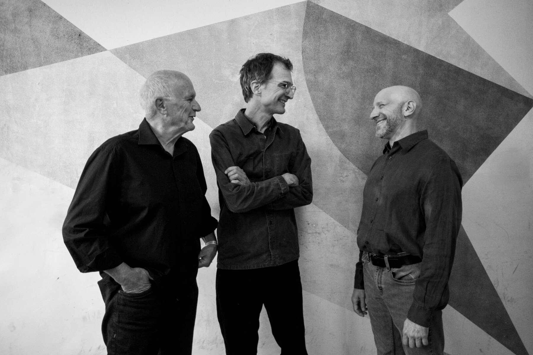 Canto dei Sass’ — Davide Casali Eschmann, Mathis Mayr und Jacob Greenberg vor einer gemusterten Wand.